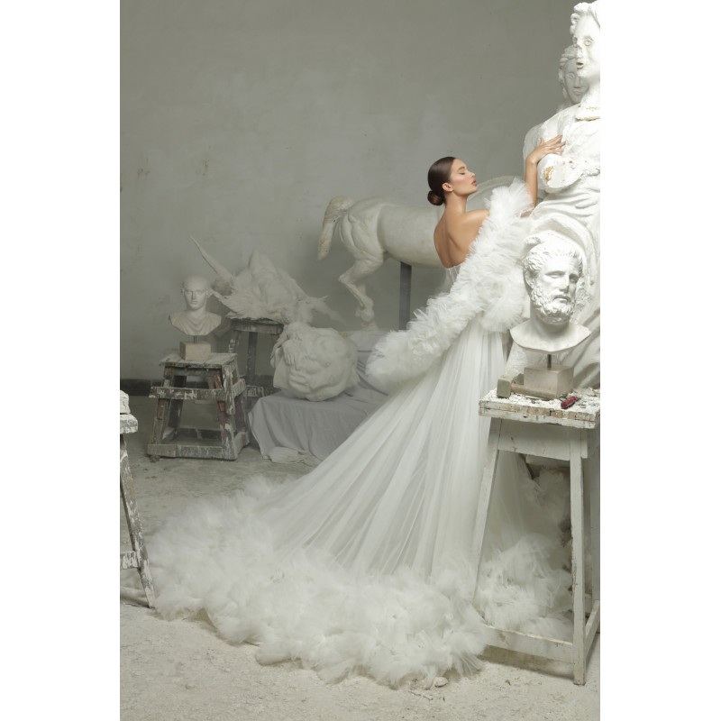 WSPANIAŁA SUKNIA BIDAL Z KOŚCI SŁONIOWEJ